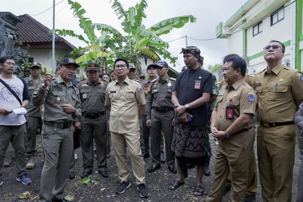 Tim Yustisi Badung Bongkar Tower Tidak Berizin